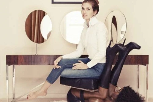 Dasha Zhukova siede su una donna nera