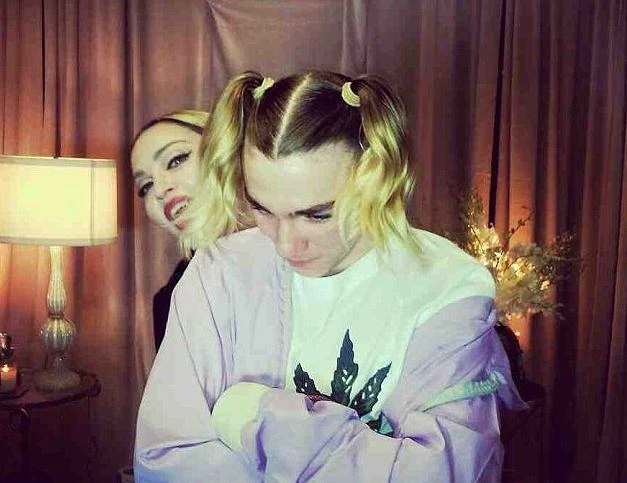 Madonna, ecco la foto del figlio con i codini