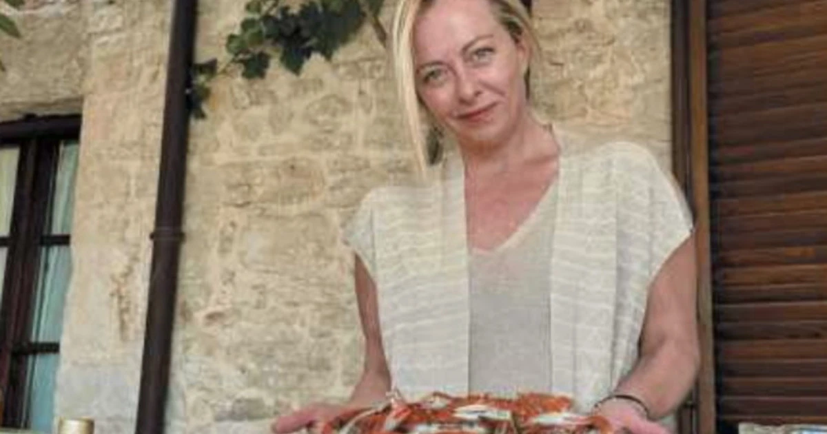 Giorgia Meloni, "tra granchi blu e matrimoni...": l'estate anomala