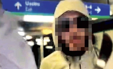 Col machete in metro: "Vedrete l'inferno"