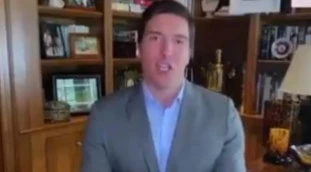 Will Reeve, sconcerto per il giornalista americano: in collegamento da casa non si accorge di essere ripreso in mutande 
