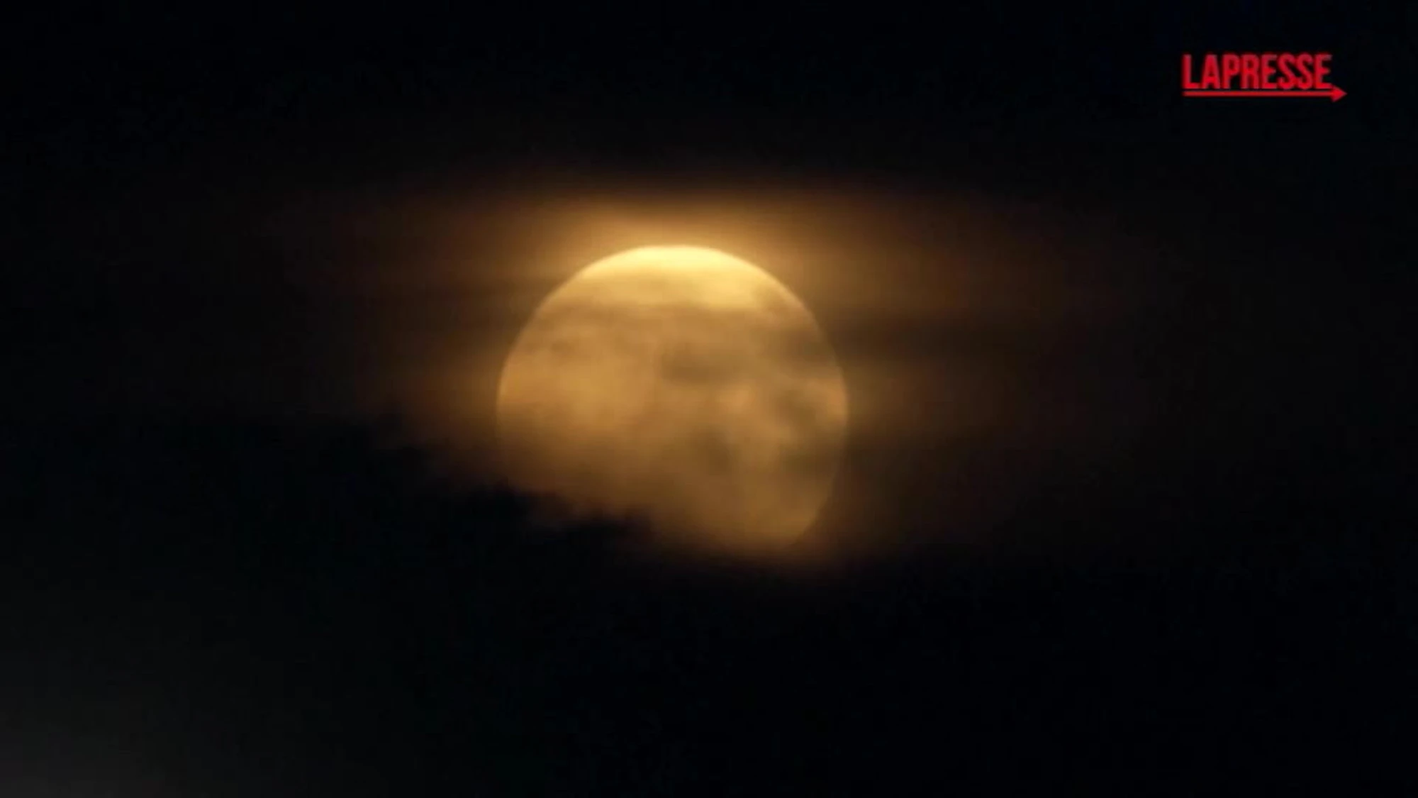 Usa, l'eclissi lunare sopra Las Vegas