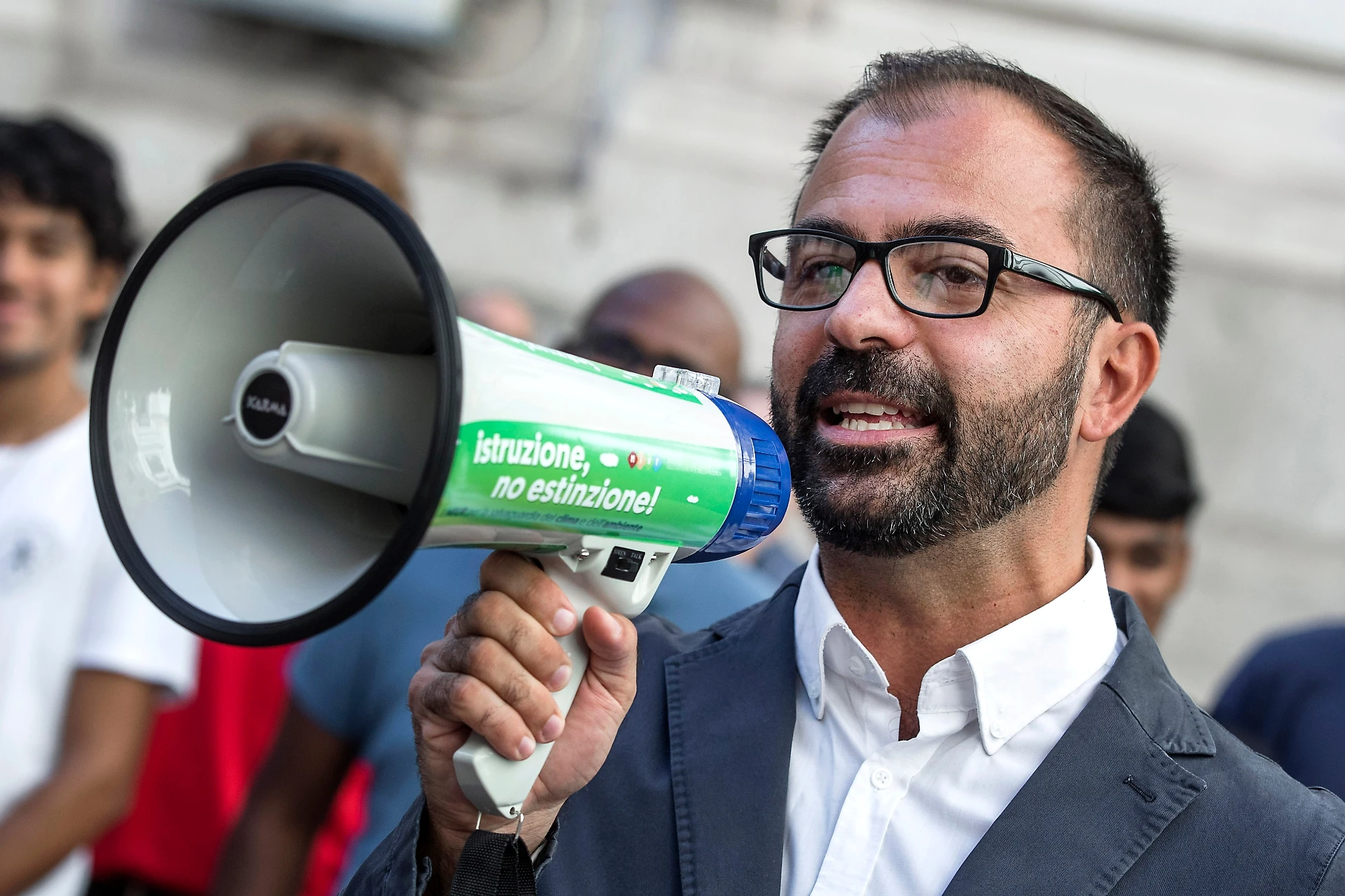 Lorenzo Fioramonti: "Via il crocifisso dalle scuole". Giorgia Meloni: "Questo è peggio di Danilo Toninelli"