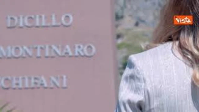 Meloni depone un mazzo di fiori alla stele di Capaci