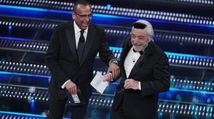 Sanremo 2025, Nino Frassica parla troppo? La "spallata" di Carlo Conti per farlo tacere: pubblico in delirio