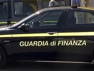 Napoli, scoperta evasione da 6 mln di euro Denunciati 2 cantanti neomelodici
