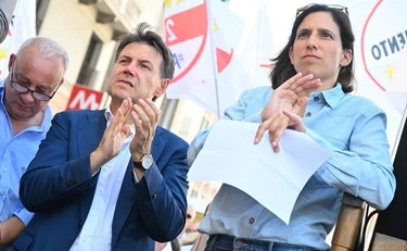Trump contro Meloni? Schlein: "Ferma condanna". Ma Conte attacca il premier...