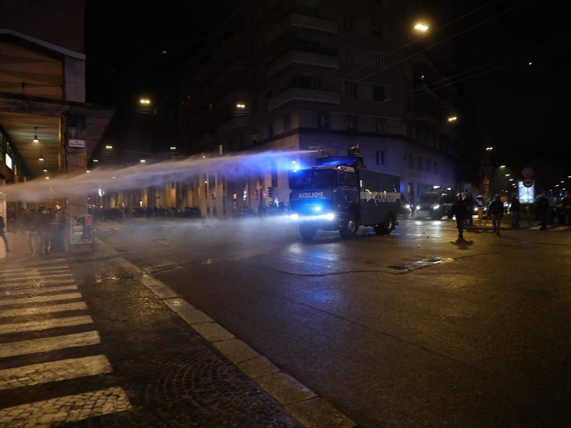 Poliziotti feriti a Bologna? Lepore sconcertante: colpa di Piantedosi, esplode il caso