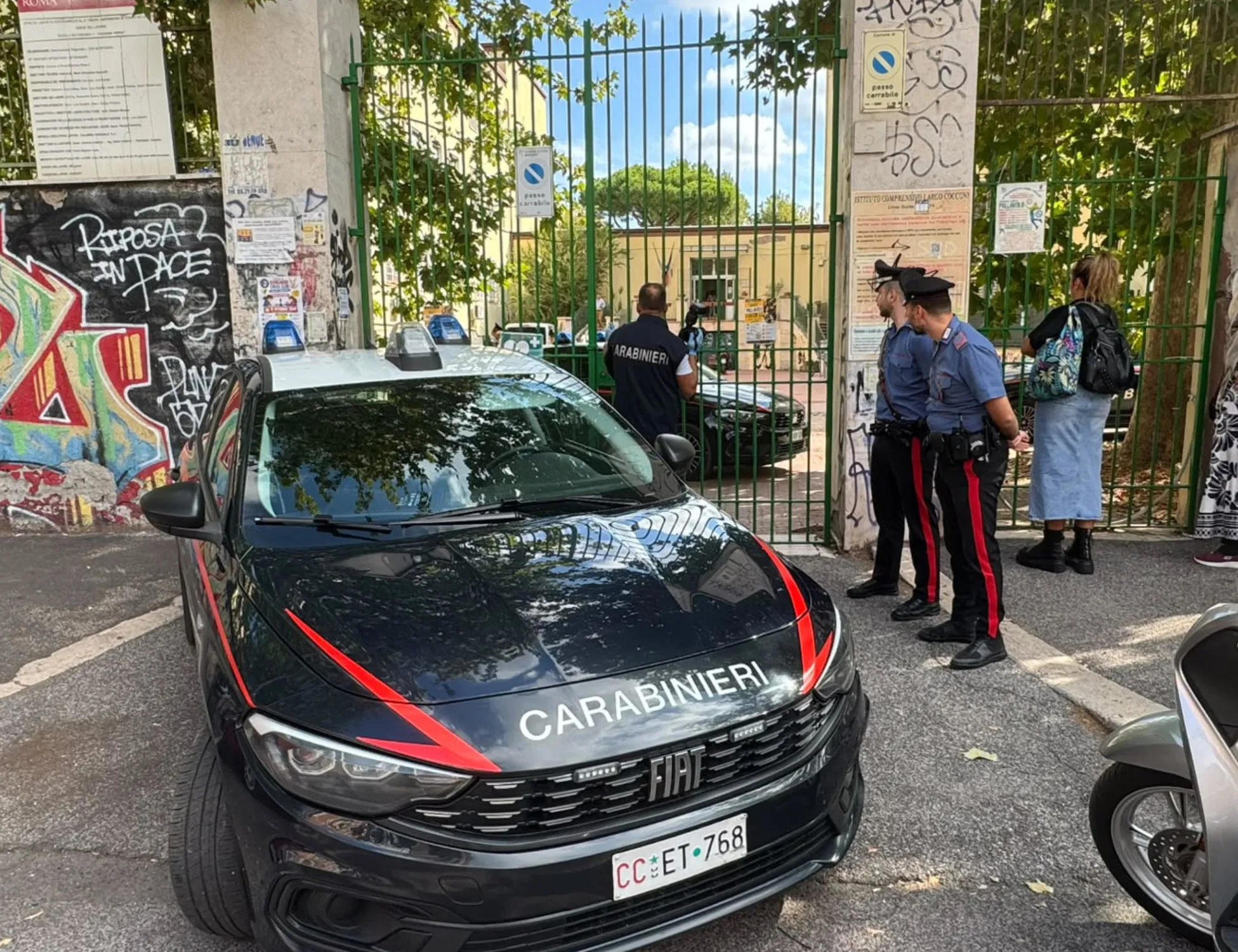 Leggi l'articolo: La prof accoltellata a scuola sostiene la remigrazione? Orrore: riempita di insulti