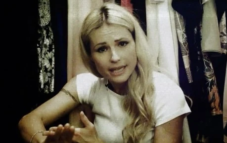 Michelle Hunziker a Scherzi a Parte, raptus nello sgabuzzino: "Ho dei peli lunghi così"