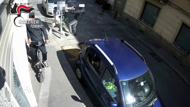 Torino, anziana reagisce allo scippo e fa arrestare un giovane ladro