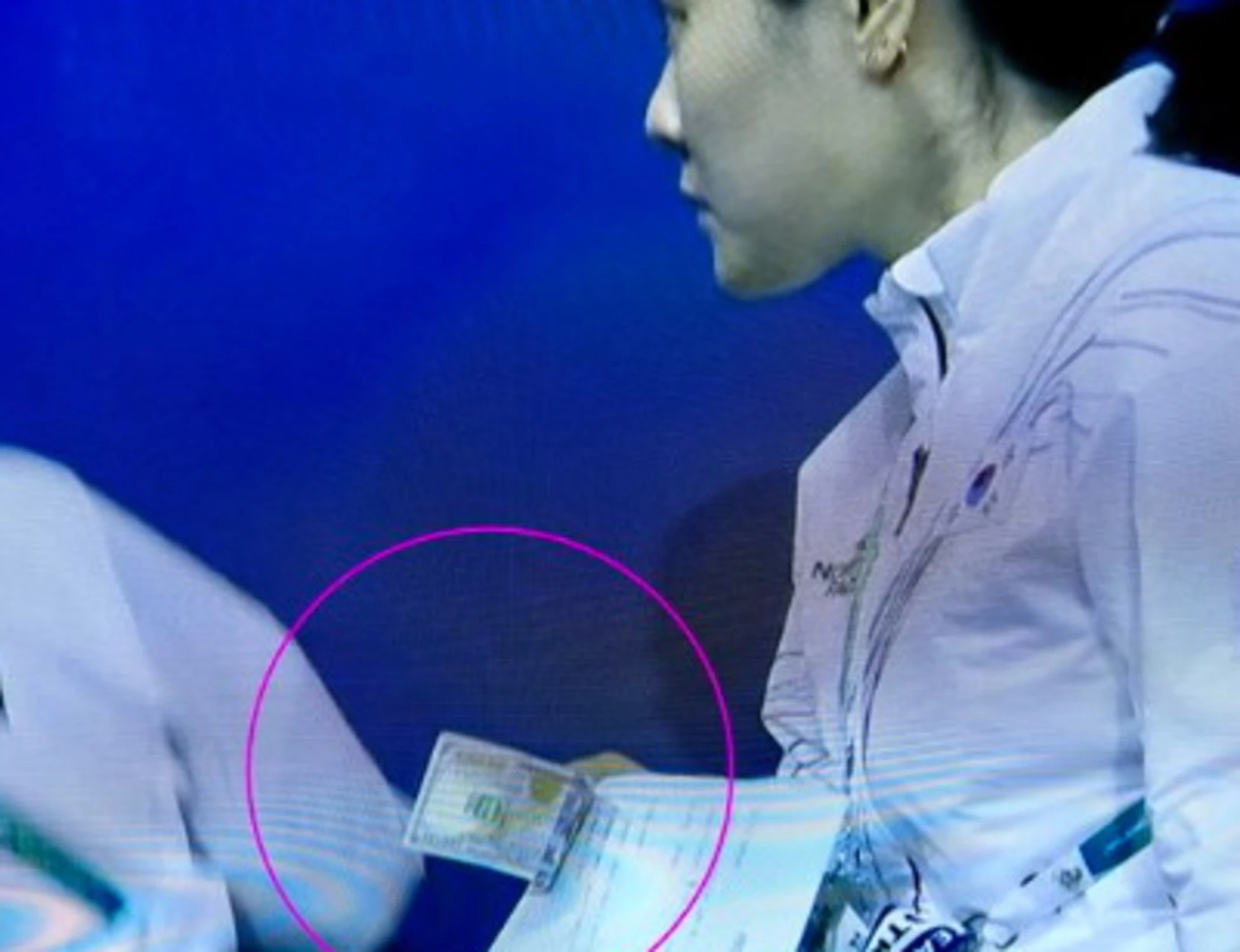 Milano-Cortina, oro di Arianna Fontana? "100 dollari al giudice": questa foto è un caso