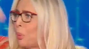 Domenica In, sconcertante gaffe di Mara Venier: Vladimir Putin? Non proprio, cosa le esce di bocca: gelo in Rai