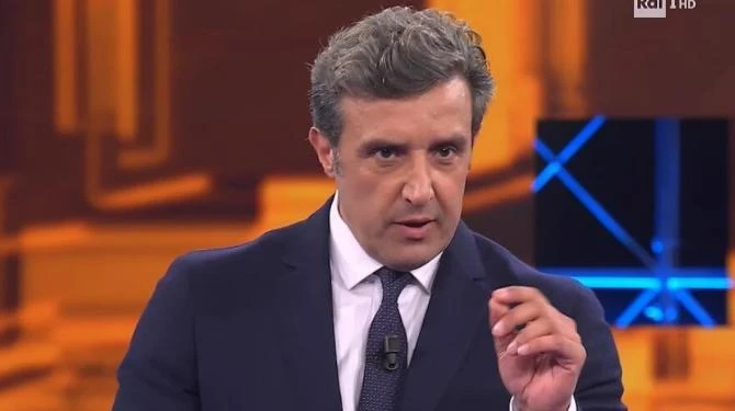 L&apos;Eredità, Flavio Insinna confessa la sua &quot;passionaccia&quot;: da matti, i soliti frustrati lo massacrano