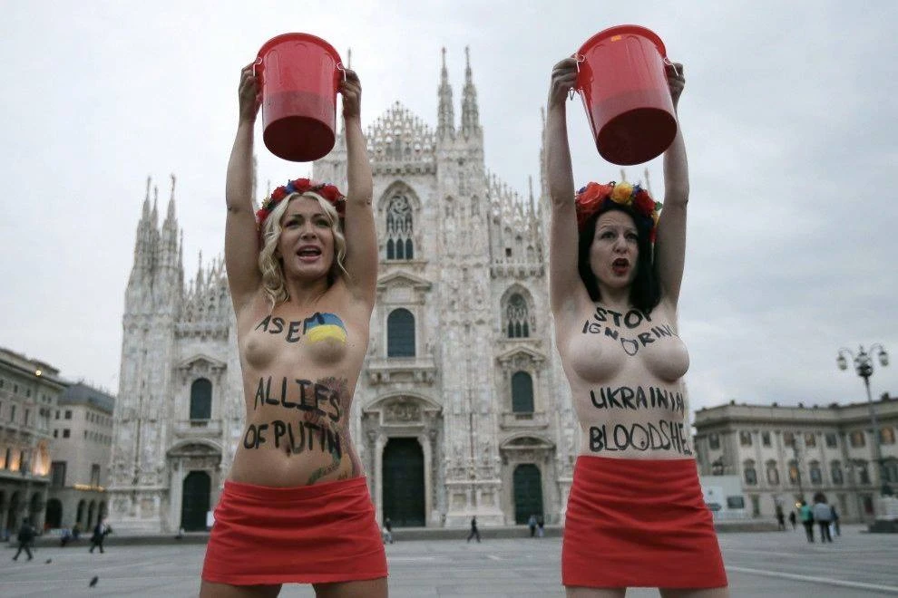 Vertice Capi di Stato a Milano, protesta delle Femen in Piazza Duomo: seno nudo e vino