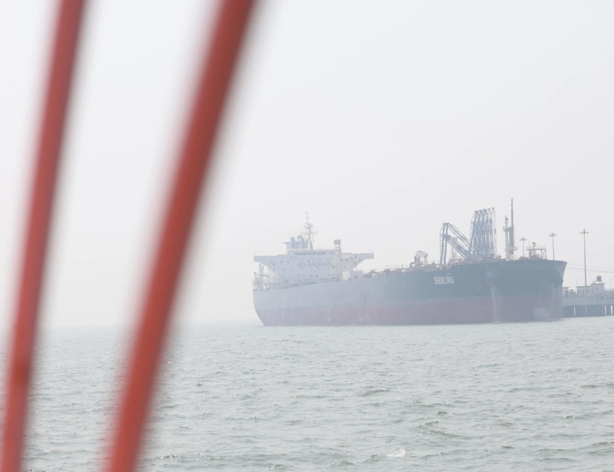 Iran, la giornata. Netanyahu: "Sì ai negoziati con il Libano". Trump "ottimista", prima nave straniera a Hormuz