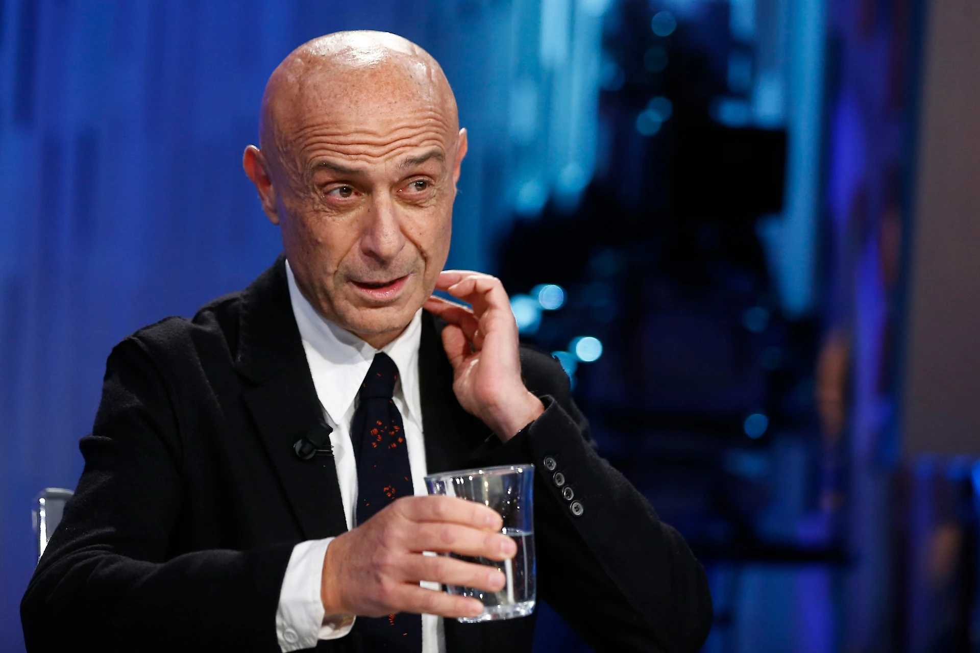 Marco Minniti, dopo il ritiro per la segreteria Pd lancia l'avvertimento a Renzi: l'incubo scissione