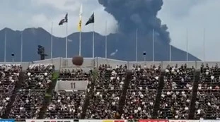 Calcio, inizia la partita e salta in aria un Paese: un video sconcertante