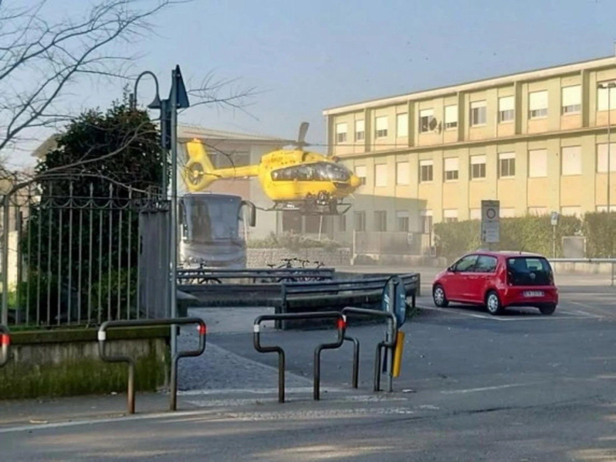 Bergamo, studente di terza media accoltella una insegnante davanti a scuola: è grave