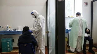Coronavirus, bollettino 30 gennaio: 12.715 contagi e 421 morti. Ma il trend ospedaliero è da "zona gialla" nazionale
