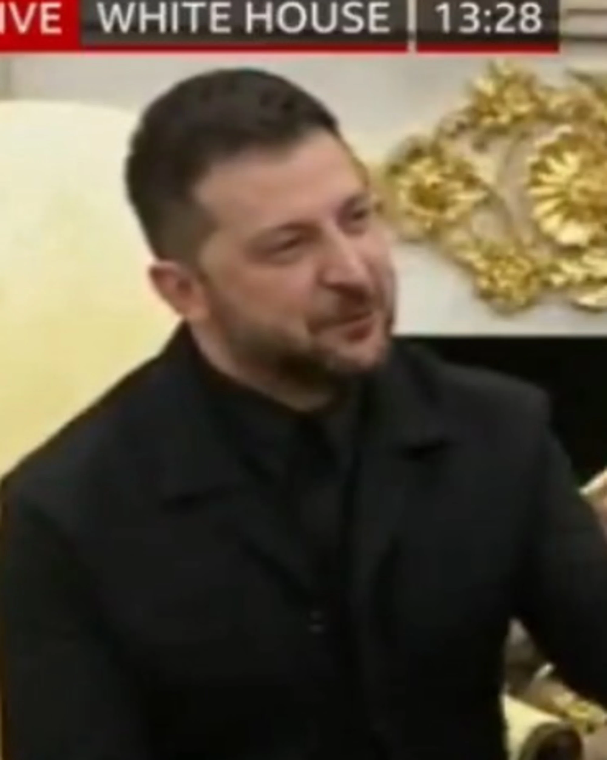 Zelensky vestito così alla Casa Bianca. Gelo con il giornalista: "Ma tu no"