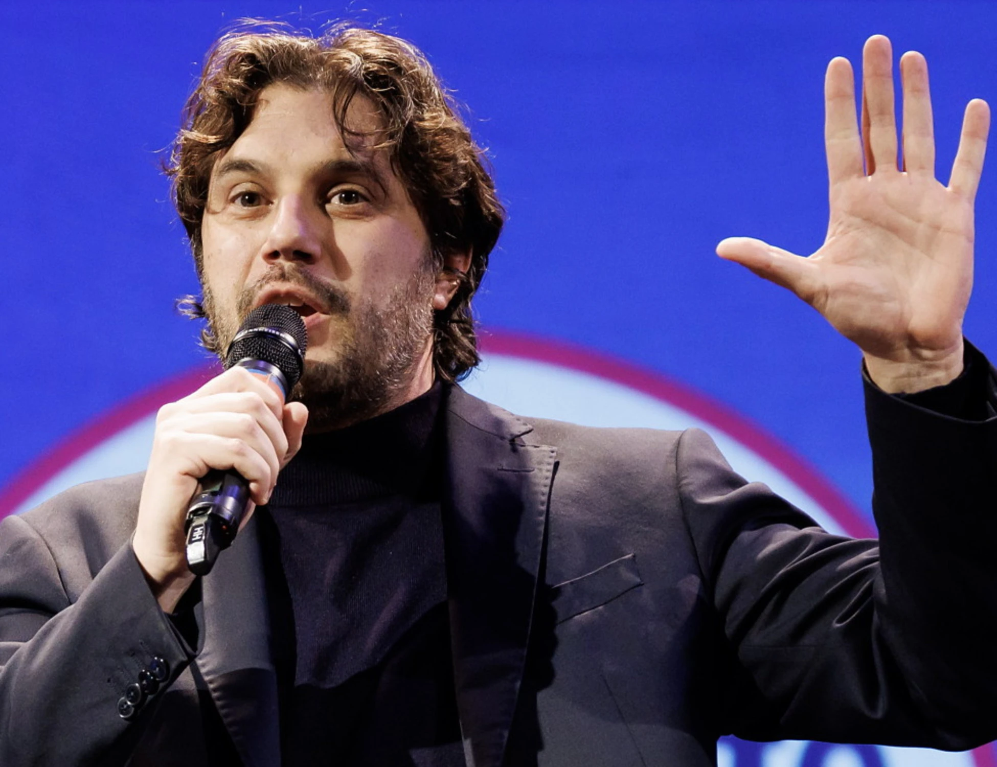 Meloni e ginocchiere: il deputato M5s Silvestri si dovrebbe dimettere?