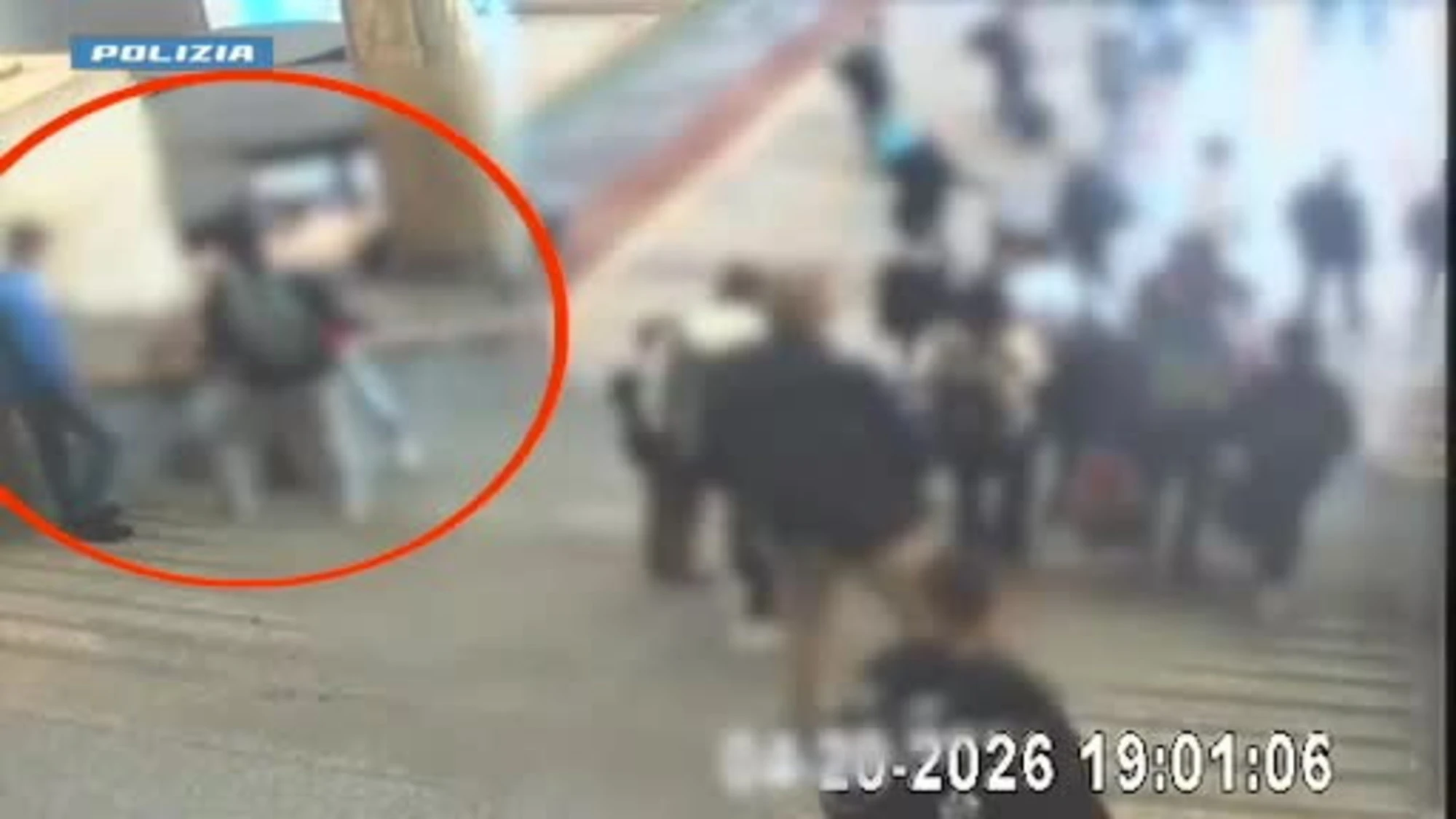 Milano, aggredito sulle scale della stazione Centrale: gli rubano tutto