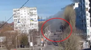 Ucraina, il cameraman lo riprende e il tank gli spara: il video dell'orrore