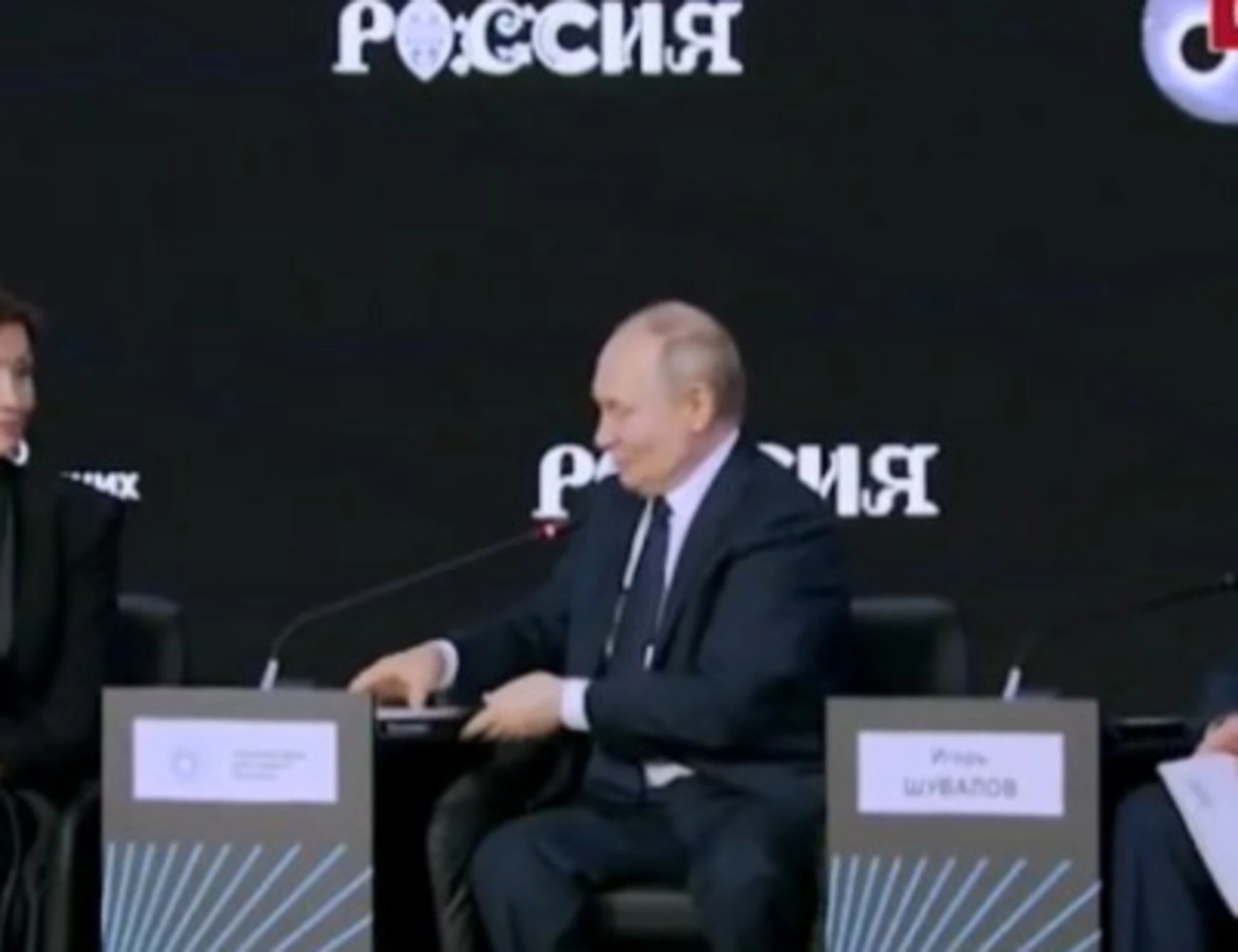 Putin, "non voglio farlo arrabbiare": lascia il forum per parlare con Trump