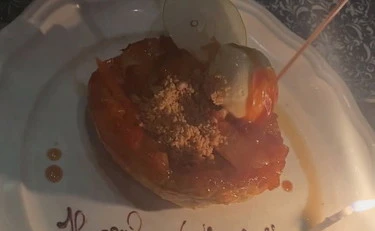 Ristorante, la scritta offensiva sul piatto con il dolce: compleanno rovinato