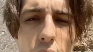 Beppe Grillo preso a pesci in faccia anche da Damiano dei Maneskin: "Disumano. Stupro denunciato dopo?"