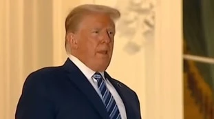 Donald Trump al balcone della Casa Bianca: le smorfie, fatica a respirare. Il video che spaventa gli States