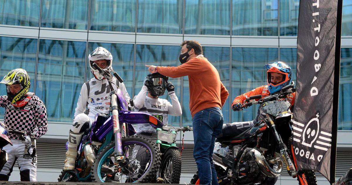 Matteo Salvini protagonista allo show delle moto acrobatiche: capriole, salti mortali ed evoluzioni