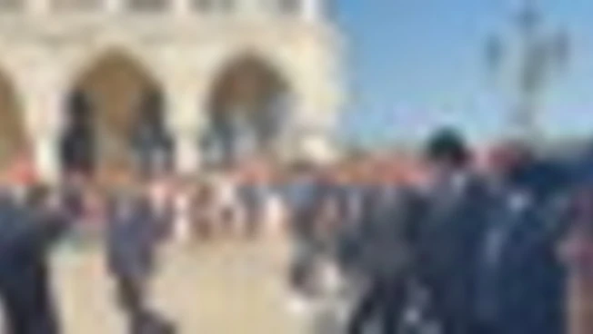 A Venezia scatta l'applauso per Mattarella in piazza San Marco