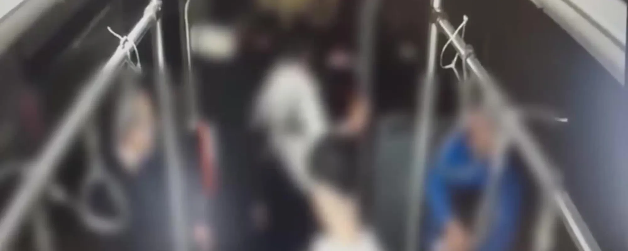 Milano, pestato e rapinato sul bus:&nbsp;<span style="color: rgb(153, 0, 0);">Video-Choc</span>