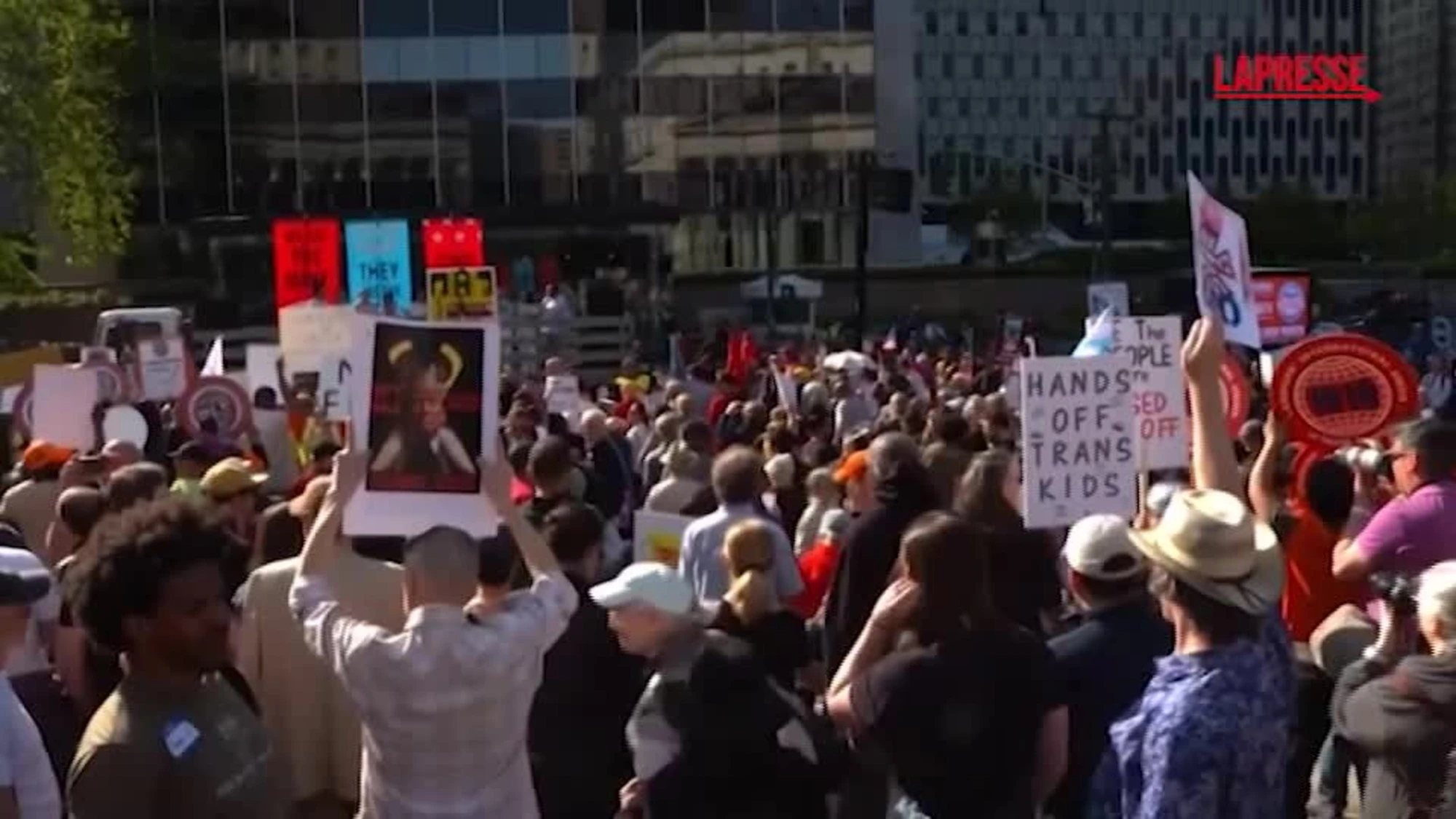 Primo Maggio, in migliaia manifestano a New York per i diritti dei lavoratori