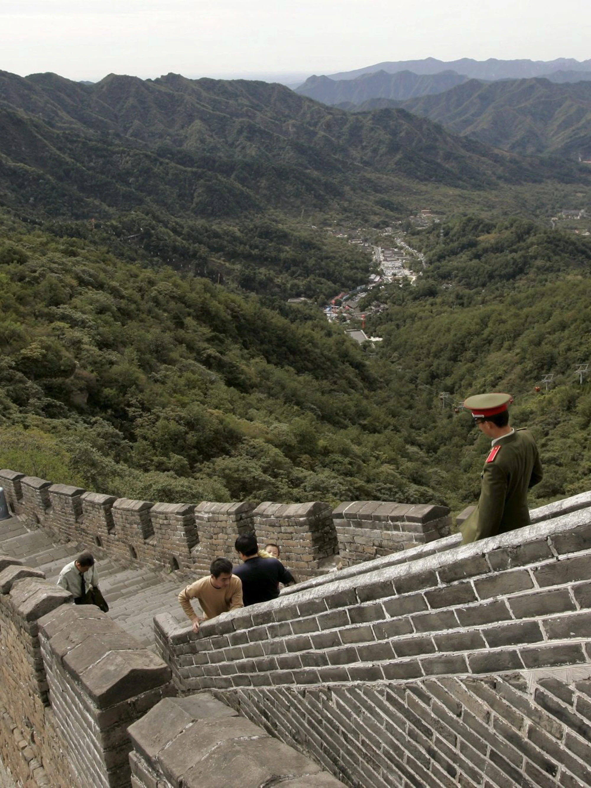 Foto choc sulla Grande Muraglia, arrestati due giapponesi: in Cina rievocano la guerra