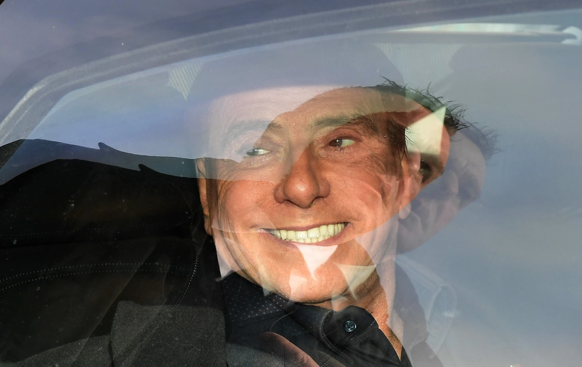 Silvio Berlusconi, la bomba del suo ex dentista: &quot;Vi spiego perché sibila, farfuglia e parla male&quot;