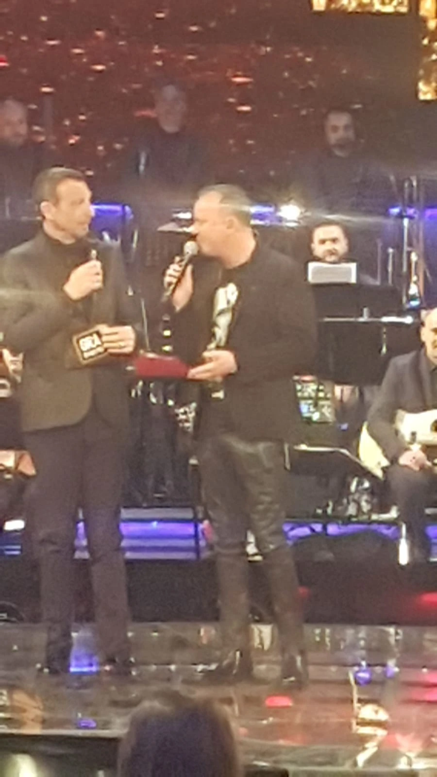 Ora o mai più, Gigi D'Alessio superdotato? Lo sconcerto tra il pubblico: enorme talento nascosto, in diretta