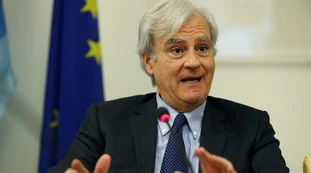Antonio Maria Rinaldi contro il Mes: "Ci stanno prendendo per il c**, hanno già modificato il Trattato"