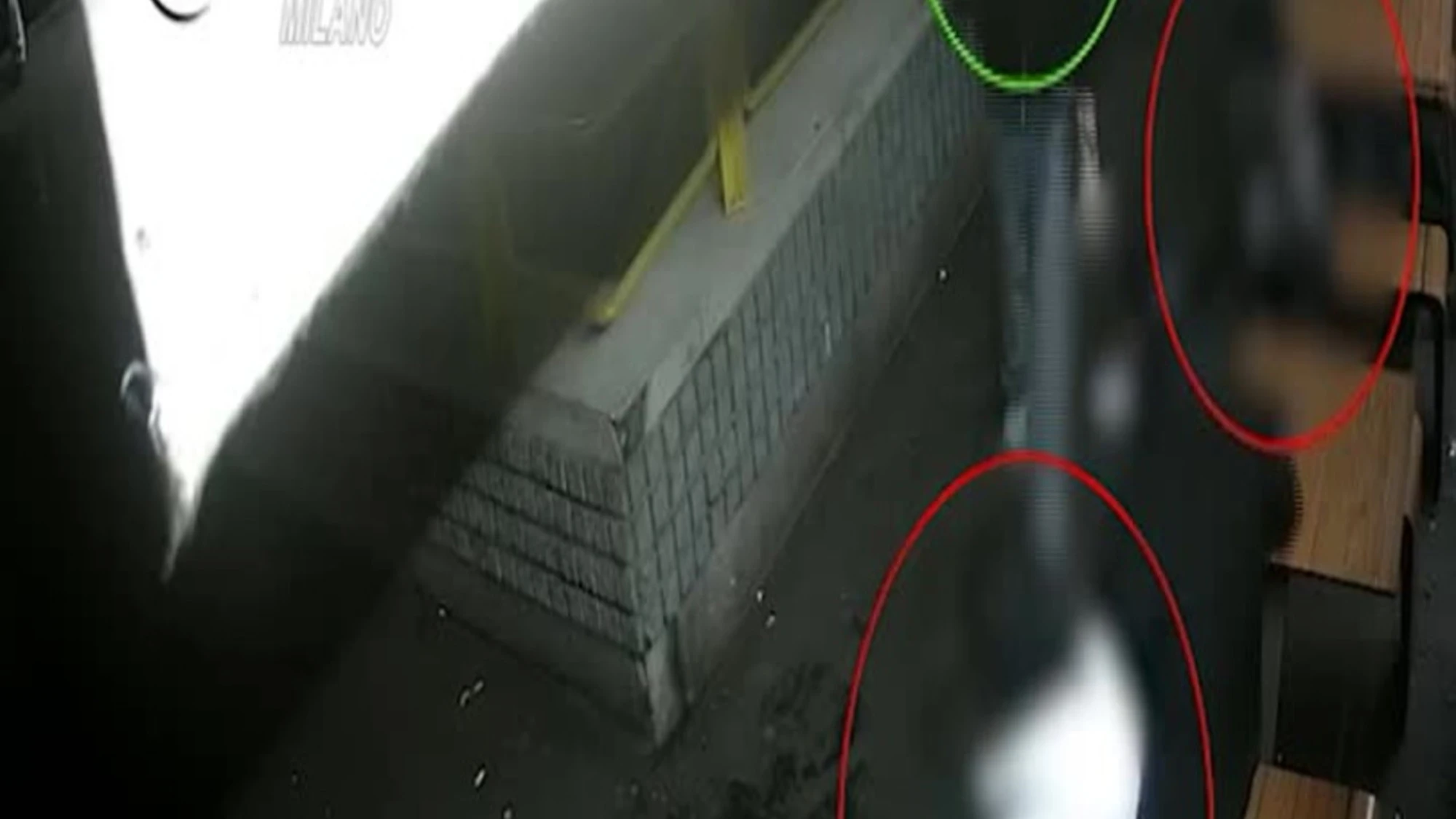 Milano, arrestati 4 minorenni per tentato omicidio: il video dell'aggressione