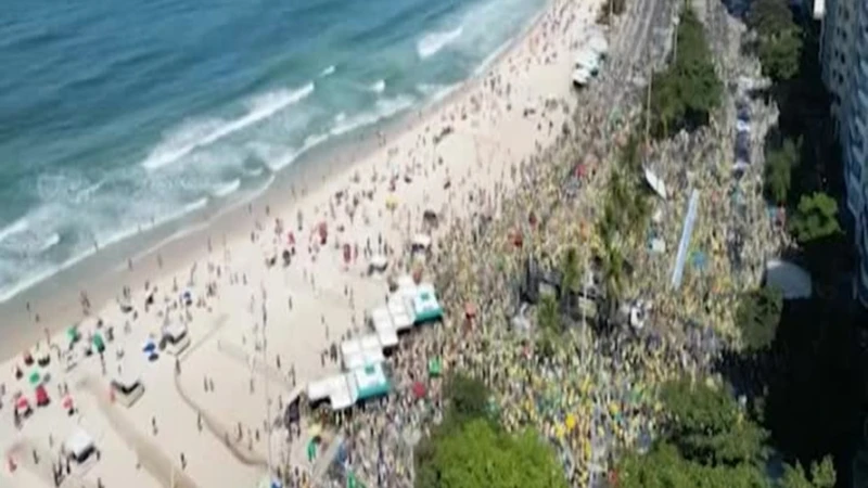 Brasile, i sostenitori dell'ex presidente Bolsonaro protestano sulla spiaggia di Copacabana