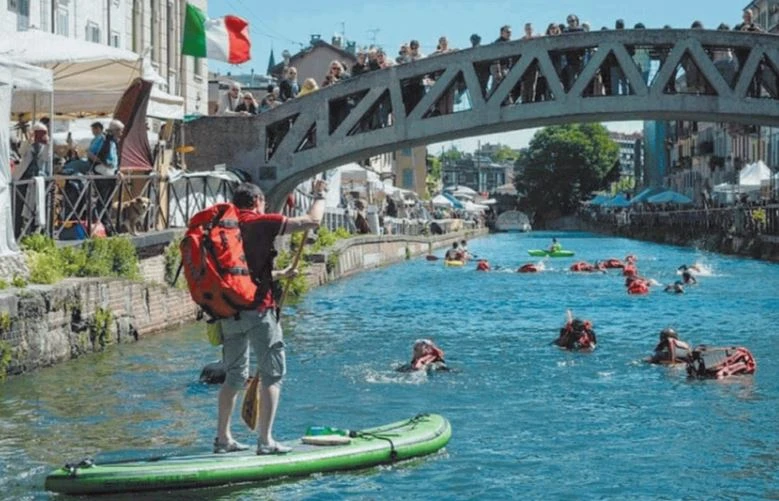 Trekking acquatico, camminata e tuffo sul Naviglio: il debutto in Darsena
