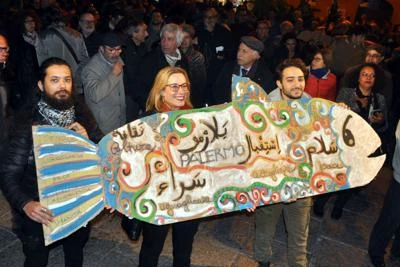 Sardine siciliane: "Citofona a Salvini per regalargli la Costituzione"