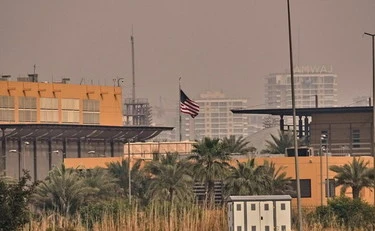 Iran, la giornata di guerra. "Già in servizio": Trump, schiaffo ai pasdaran. Colpita l'ambasciata Usa a Baghdad