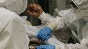 Coronavirus, bollettino 6 aprile: 421 morti e impennata di ricoveri. Crollo di contagi e tamponi