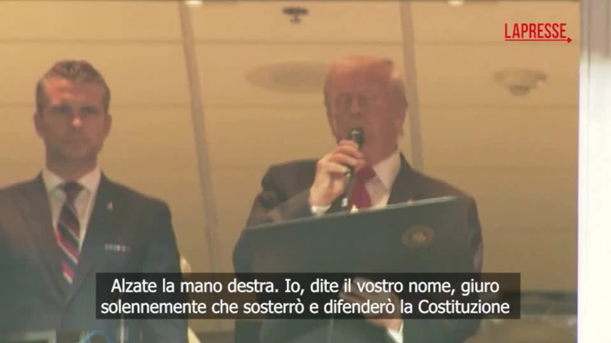 Trump fischiato allo stadio: come reagisce 