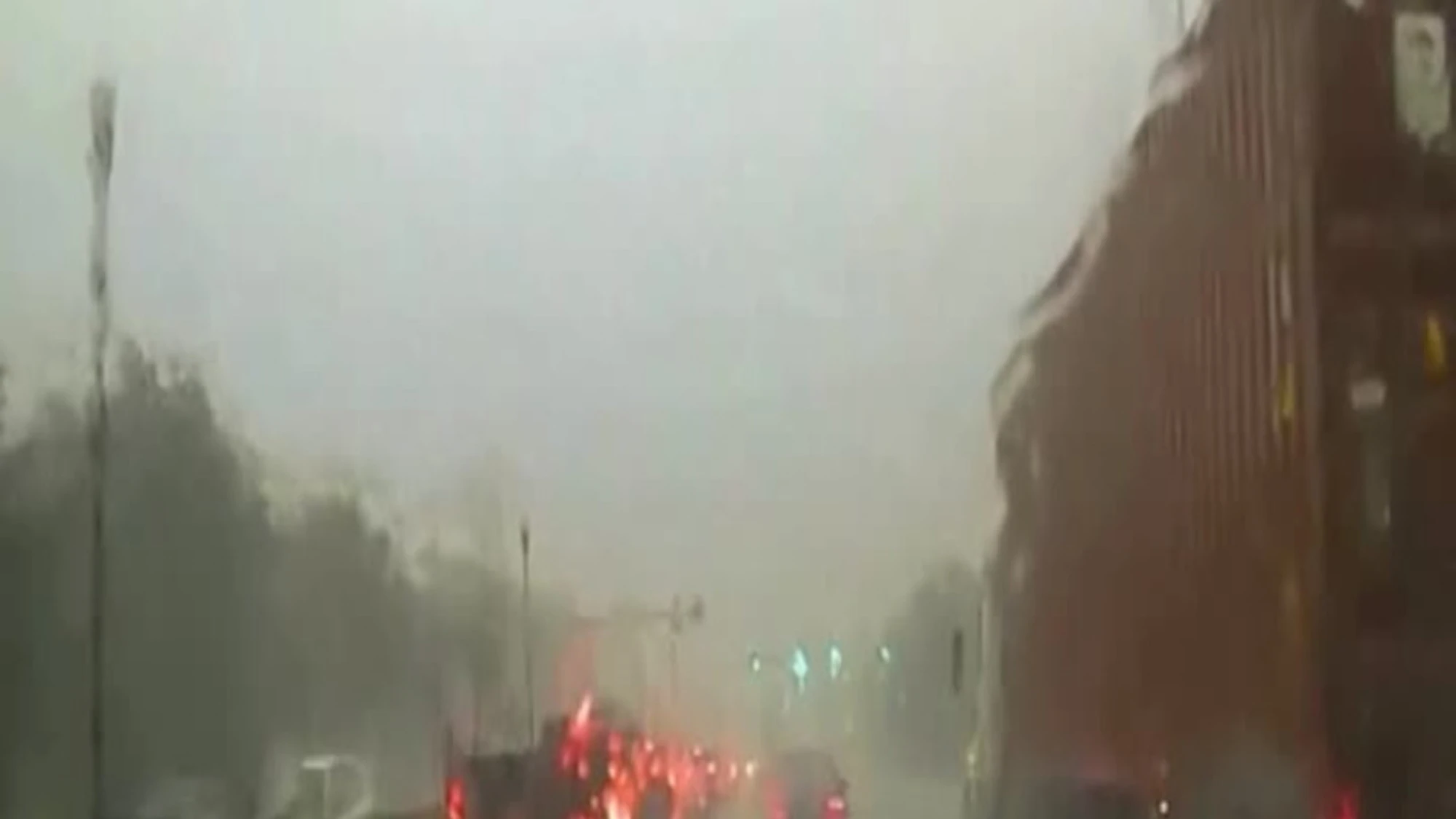 Stati Uniti, fulmine in autostrada colpisce cavi elettrici: le immagini riprese dalla dash cam
