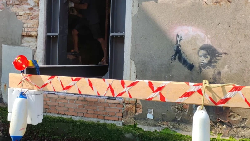 Banka Ifis uspešno rešila Banksyjevo delo 'The Migrant Child' v Benetkah