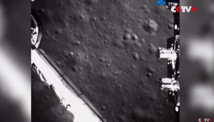 Luna, il mistero del rover cinese: avvistata una misteriosa sostanza gelatinosa sul lato oscuro